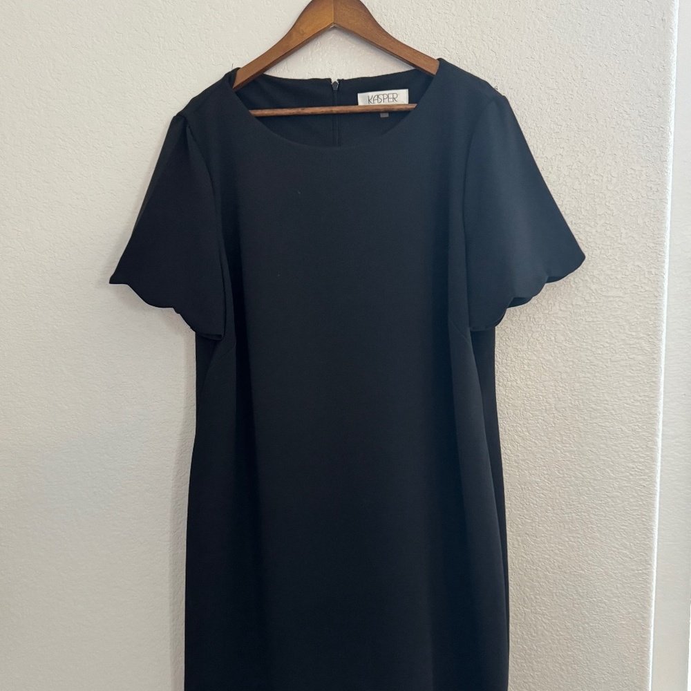 Kasper scalloped sleeves